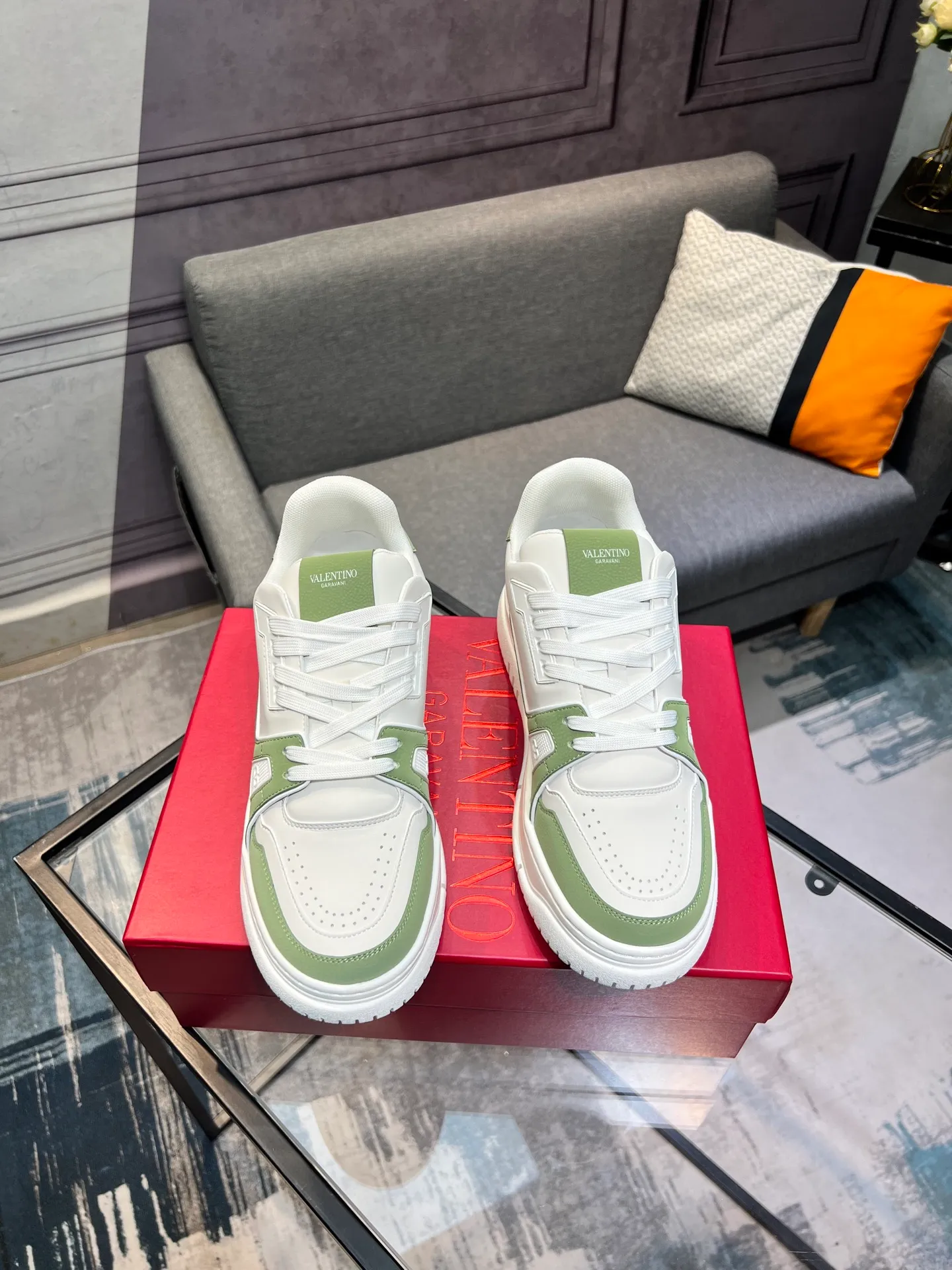 Men's Men's Shoes 💰660 Valentino 2023 early autumn new star shoes are now online! Wang Hedi and Ren Jialun have been worn by many celebrities. Who can refuse the same couple shoes as Wang Hedi! The design of Stars Stab My Heart is cool and spicy. The material of the shoes is cowhide, and every color is beautiful! Size 35-40, men’s size 39-44 (women’s 41, men’s 38, 45🉑️customized)